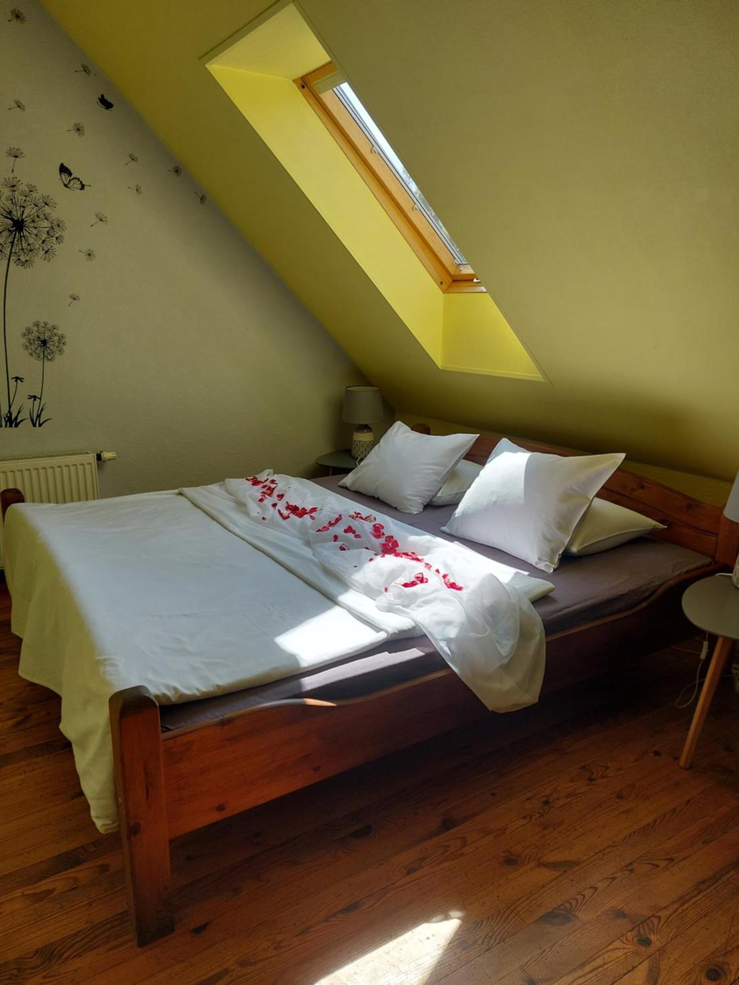 Jaun-Ievinas Hotel Rauna Bagian luar foto